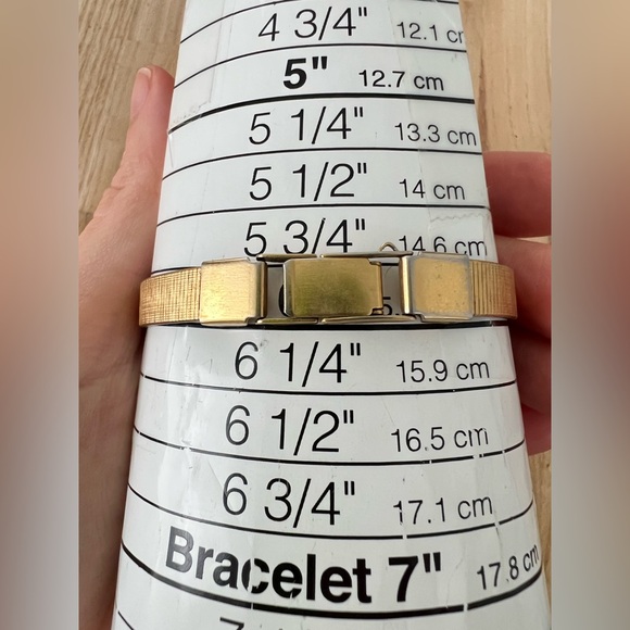 Vintage dainty Citizen Quartz ladies gold tone dress watch NEW BATTERY - Picture 10 of 11